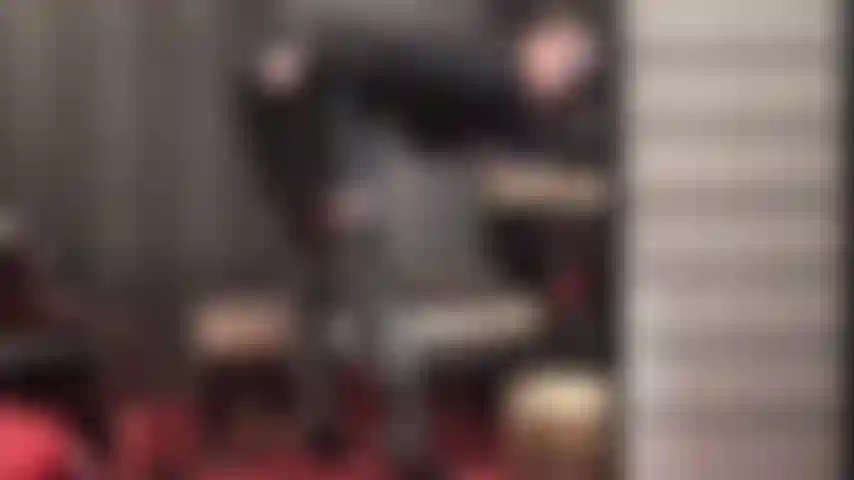 Adoration sensuelle du cuir et branlette - après avoir astiqué la belle jupe en cuir et les bottes de la maîtresse avec une culotte en satin, elle utilise ce sous-vêtement soyeux pour caresser votre bite. (Femdom, fétiche, fétiche du cuir, bottes en cuir, gants en cuir, branlette gantée, adoration du cuir, déesse du cuir, maîtresse en cuir).