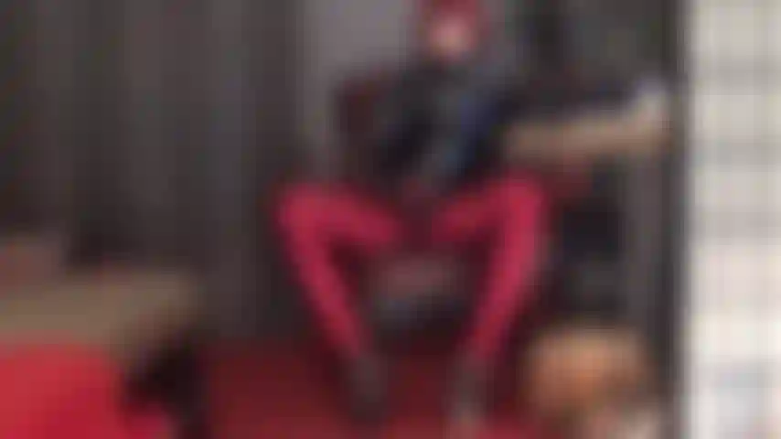 Sph, en bas, pvc et pantalon en satin brillant. Maîtresse a ton petit pénis minuscule, tellement excité par sa bite géante. Fais-le-moi plaisir avec ta bouche de salope pendant que tu baises les pieds de maîtresse en collants.