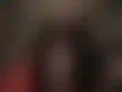 Magnifique manteau de fourrure noire, cheveux courts et collants noirs. Vêtue d'une fourrure luxueuse, ma maîtresse taquine son amant en nylon avec ses longues jambes et ses pieds sexy.