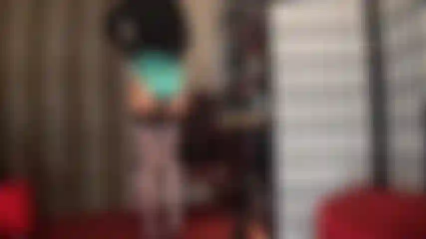 Une pute à bite a besoin d'une bonne baise bien dure - vêtue de bas, d'une culotte en satin et de gants, maîtresse vivian vous fait supplier pour une bite. Votre bouche commence à saliver immédiatement en la voyant mettre le gros gode-ceinture blanc stryker. Adore la bite de maîtresse !