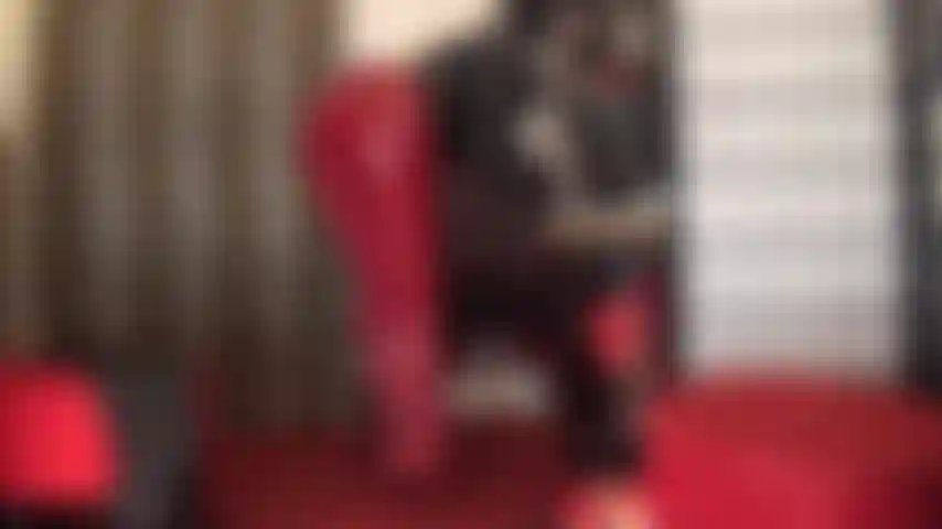 Fétichiste du cuir rouge - branlette en pantalon et bottes en cuir rouge.