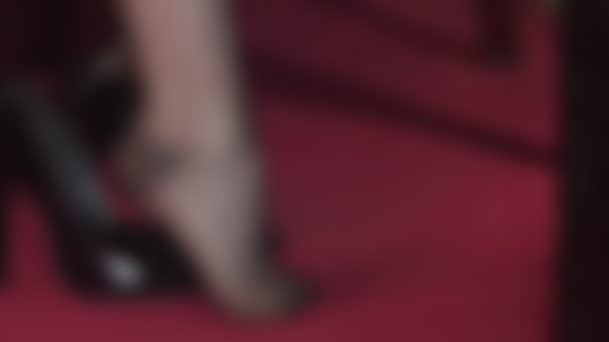 J'adore les pieds et je porte des chaussures pendantes dans des bas nylon vintage brillants.