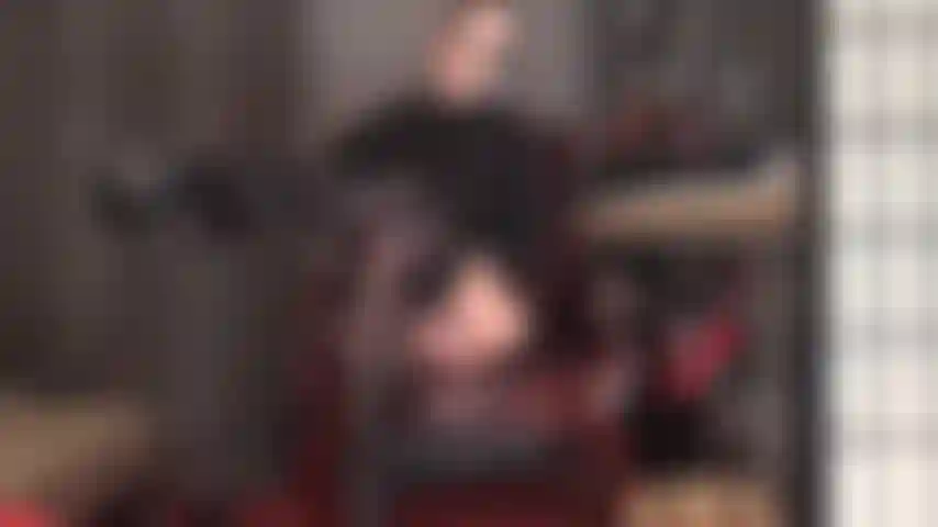 Des collants porte-jarretelles noirs brillants et des talons hauts à plateforme prennent le contrôle de votre esprit faible et de votre bite dure.