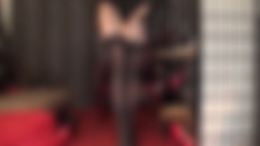 Entre les jambes de ma maîtresse dans des collants porte-jarretelles brillants - facesitting, taquinerie de l'entrejambe et adoration du cul dans des collants nude brillants.