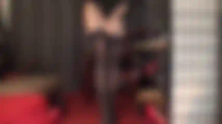 Entre les jambes de ma maîtresse dans des collants porte-jarretelles brillants - facesitting, taquinerie de l'entrejambe et adoration du cul dans des collants nude brillants.