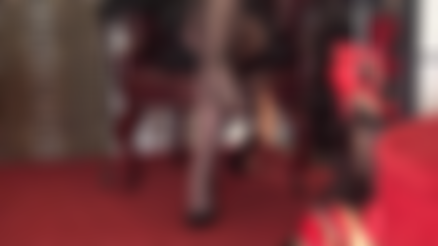 L'animal de compagnie de la maîtresse utilisé à ses pieds - la sensation de son fouet et de ses pieds et talons majestueux partout sur vous, taquinant, torturant tout votre corps... Il n'y a rien que vous désiriez plus.