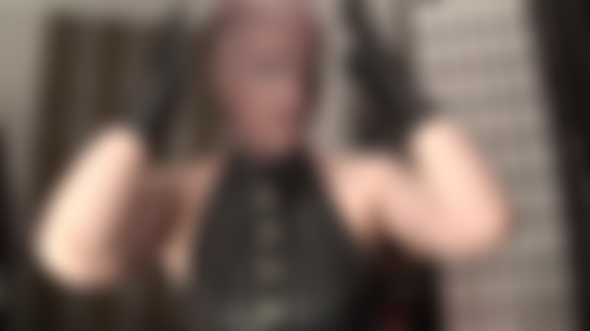 Fétichiste du masque collant - la maîtresse couvre son visage d'un masque en nylon marron foncé.