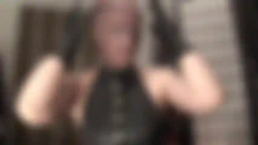 Fétichiste du masque collant - la maîtresse couvre son visage d'un masque en nylon marron foncé.