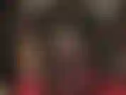 Maîtresse est parfaite dans une combinaison moulante en lycra avec un chapeau en cuir et des genoux.