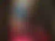 Toi, petite maîtresse chanceuse en latex, tu m'accordes la permission d'adorer cette incroyable robe moulante en latex bleu et ces jambes en nylon.