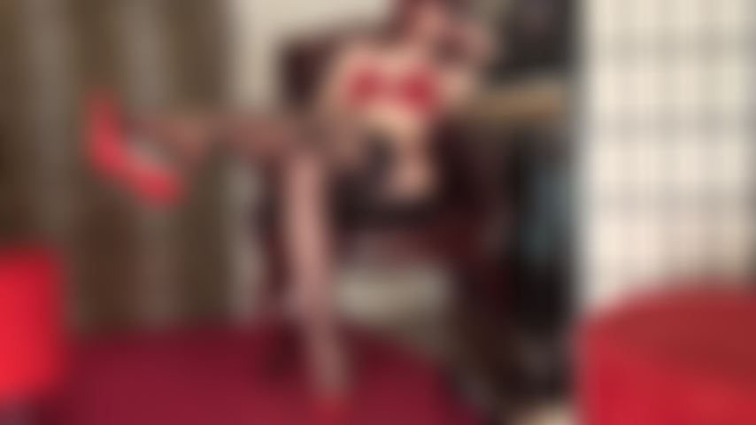 Je taquine les pieds et je porte des talons rouges pendants en lingerie sexy, des bas en dentelle noire transparente et un soutien-gorge et une culotte rouges.