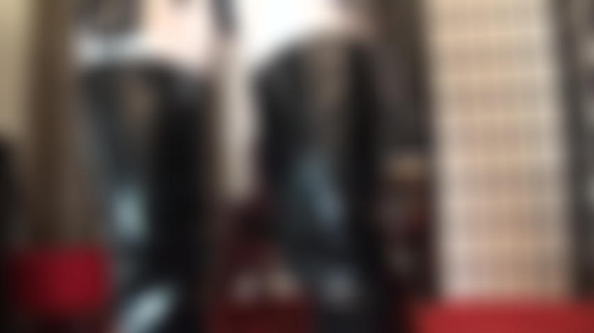 Tenue noire et blanche de bottes et gants fétichistes en pvc brillant associés à des collants en lycra blanc brillant.