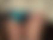 Fétichiste du satin brillant, des collants brillants et de la fourrure - regardez votre déesse taquiner avec son magnifique cul dans des collants brillants et un short en satin bleu sarcelle brillant, puis enfilez un luxueux manteau de fourrure blanche douce.