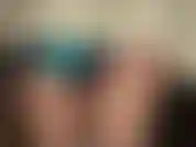 Fétichiste du satin brillant, des collants brillants et de la fourrure - regardez votre déesse taquiner avec son magnifique cul dans des collants brillants et un short en satin bleu sarcelle brillant, puis enfilez un luxueux manteau de fourrure blanche douce.