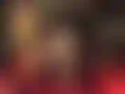 De longues jambes croisées sexy dans des collants brillants.