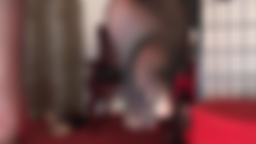 Pieds et fesses en collants noirs super transparents.