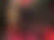 Une maîtresse en latex – un legging moulant en caoutchouc noir brillant et des gants rouges sexy pour adorer. La maîtresse taquine ses amants en latex avec ses longues jambes brillantes et ses pieds en caoutchouc noir. Avec un gode ceinture au bout.