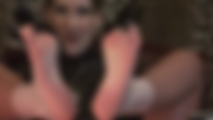 Fétichiste des pieds nus et du latex - la maîtresse taquine l'amant des pieds avec ses pieds nus doux et ses gants en latex noir brillant.