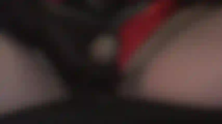 Des bites dans ton visage - parce que tu es une sale garce avide de bites qui ne peut tout simplement pas en avoir assez de bites, la maîtresse branle plusieurs bites directement dans ton visage.