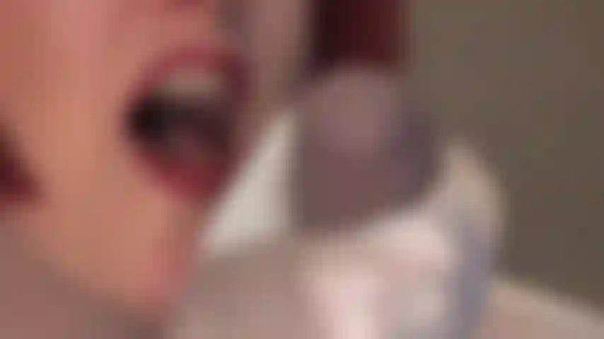 Un petit bisou, un petit coup de langue... Maîtresse vivian vous incite à avoir votre première bite.