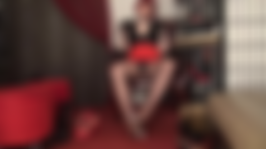 Branlette avec les pieds en collants et branlette avec des gants de cuir – de face comme de dos, tu savoures le plaisir de tes douces semelles en nylon qui écument ton sexe palpitant. Maîtresse te fait frémir en caressant ta queue avec ses gants de cuir.