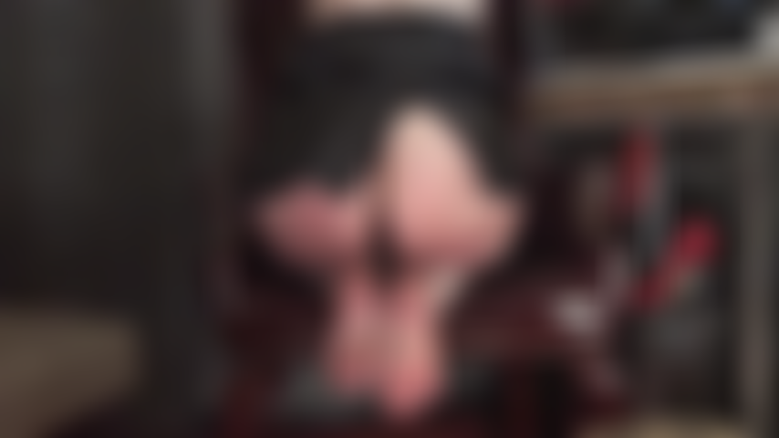 Combien de temps vas-tu tenir avec cette vue incroyablement excitante, pieds nus et cul nu ? J'aimerais que ton nez soit enfoui entre mes fesses pendant que ta bite savoure la douceur de mes semelles nues ?