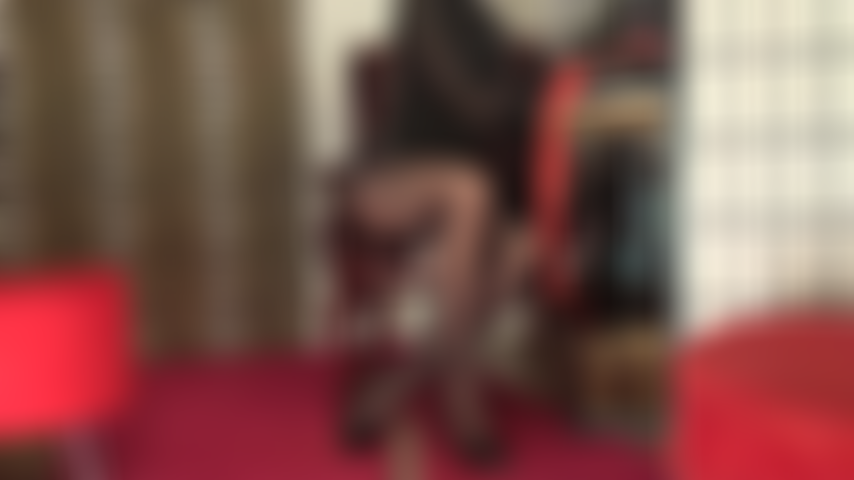 Des bas rouges sur des collants noirs avec un strapon - votre déesse connaît votre amour pour ses bites en caoutchouc et ses longues jambes recouvertes de nylon.