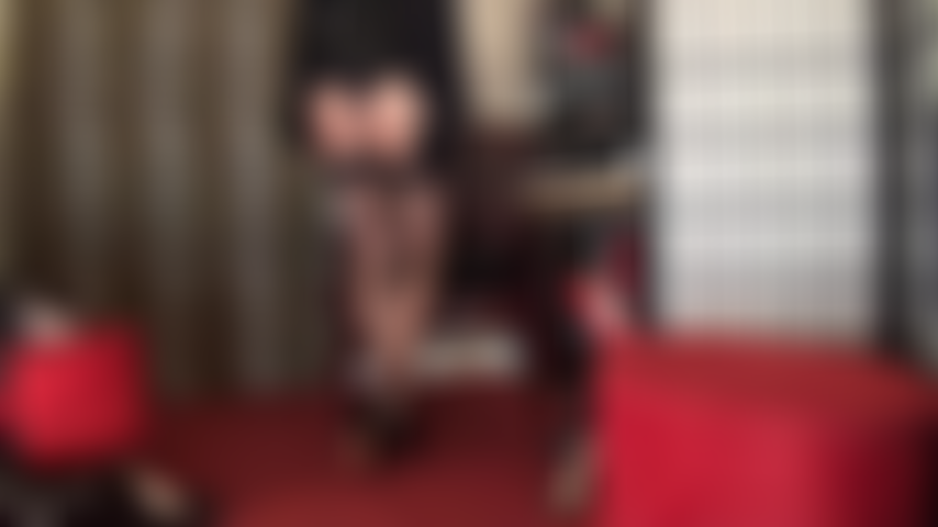 Les jambes en bas sont votre faiblesse - maîtresse vivian montre ses incroyables longues jambes vêtues de couches de nylon.