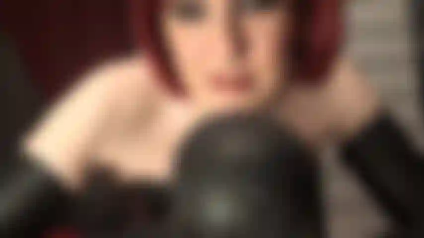 Maîtresse a faim de vos trous pour une énorme bite noire - une fois que vous l'aurez lubrifiée avec votre jolie bouche, votre déesse du cuir vous donnera toute la longueur de votre cul de pute.