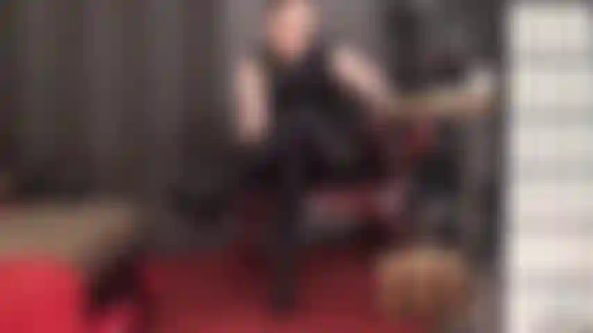 Ces jambes vous rendent folle - laissez-vous tenter par cette allumeuse de jambes croisées et allongées dans une robe en pvc brillant et des collants en spandex brillants noirs leohex et des bottines vernies.