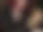 Ta bite est taquinée à mains nues et avec des gants en satin doré brillant.