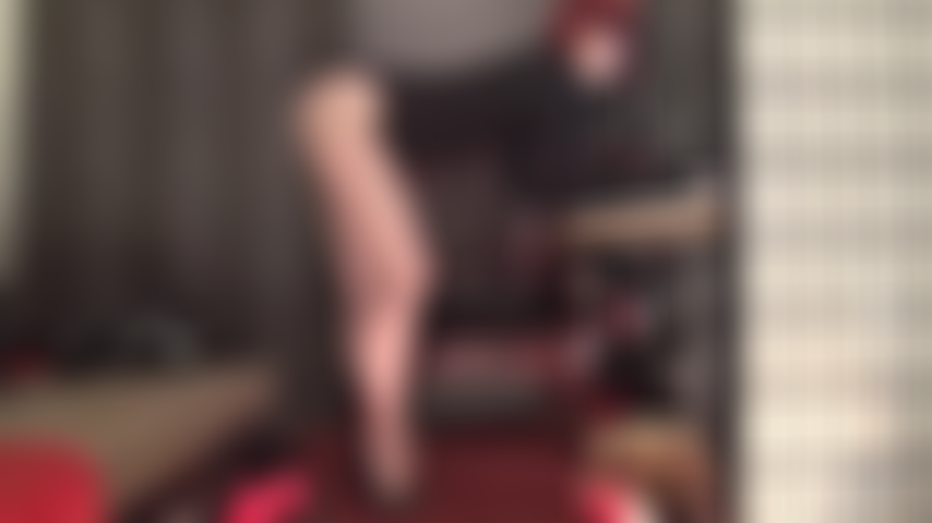 Affichant ses incroyables jambes en collants, ses arches hautes et son décolleté tentant dans des collants marron transparents, la maîtresse vous achève sur ses semelles et ses orteils en nylon.