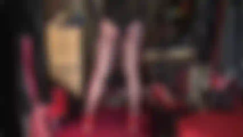 Maîtresse vivian sait comment taquiner votre bite palpitante avec son corps incroyable en collants marron brillant, escarpins à talons en acier rouge et un body sexy décolleté.