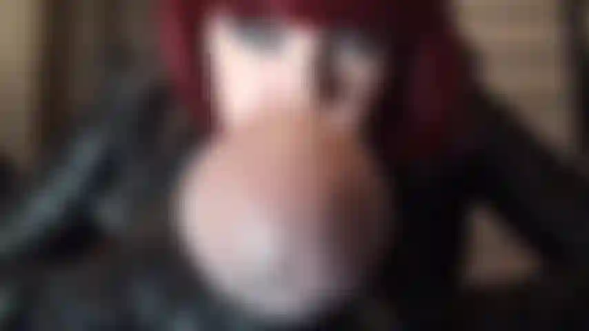 Une maîtresse à sangle vous provoque et vous tente avec sa grosse bite savoureuse.