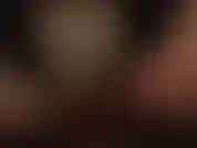 Une vue sexy et taquine entre les jambes de collants brillants de la maîtresse révélant une culotte en satin soyeux en dessous.