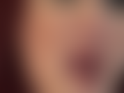 Fétichiste de la langue et de la bouche. Maîtresse vivian sait vous rendre complètement fou avec sa bouche rouge à lèvres et sa langue humide.