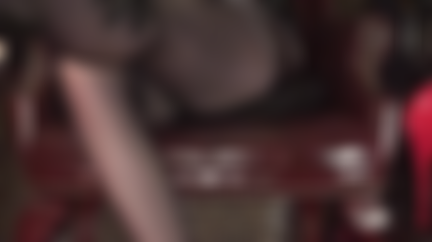 Maîtresse ouvre ses jambes croisées en collants taquinant votre bite avec cette vue, vous gardant sur le bord pendant qu'elle touche l'intérieur de ses cuisses et ses pieds en nylon.