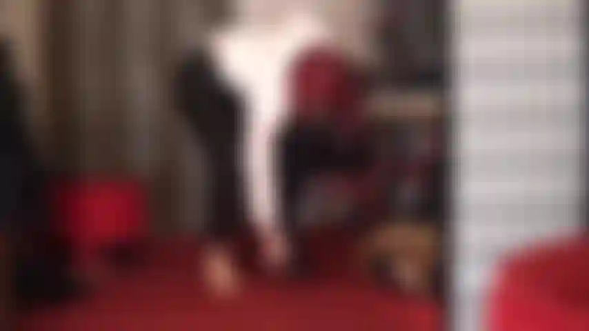 Je change de tenue, passant d'un joli chemisier et de leggings à des bottes en pvc brillantes, une veste et des gants.