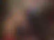 Caressez votre maîtresse en haut à chaîne sexy, short chaud et bottes hautes brillantes.