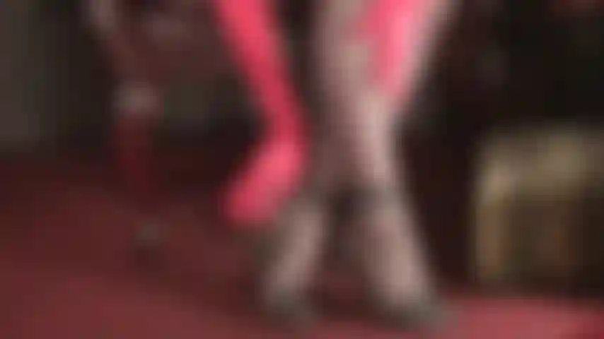 Sensualité en satin rouge - des gants soyeux caressent lentement et explorent les jambes et les pieds de la déesse en collants marron café et sandales. (Femdom, fétichisme des pieds, talons hauts, stilettos, fétichisme des gants, gants en satin, orteils en collant, pieds en nylon, adoration des pieds, cambrures prononcées, sexy, taquinerie).