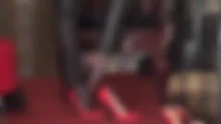 Fétichiste des pieds et adoratrice des talons hauts - pantalons en cuir, talons aiguilles rouges et collants pour taquiner les pieds.