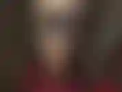 Le cuir sexy et les chaînes vous rendent folle. Maîtresse associe ce body fétichiste étriqué à des collants beiges brillants et des gants en vinyle brillants et sexy.