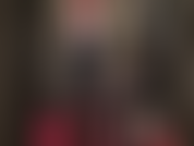 Votre maîtresse fétichiste en combinaison en vinyle noir brillant a une énorme bbc pour vous.