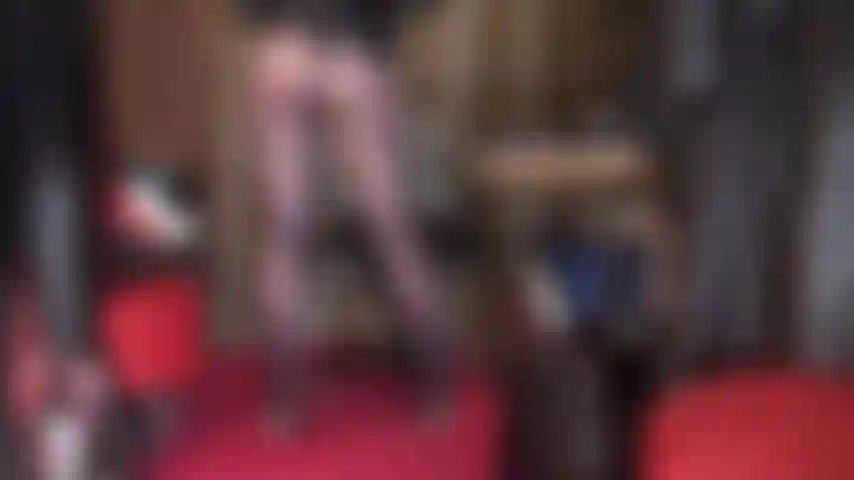 Une déesse du collant qui s'assoit sur ton visage, te nourrit de sa salive et enfonce son pied en nylon dans ta bouche. Un collant bleu foncé brillant et chaud.