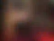 Une maîtresse en latex avec un gros strapon blanc - après avoir adoré mon corps en latex serré, vous recevrez un chevillage bien mérité avec 10 pouces de bite en caoutchouc blanc.