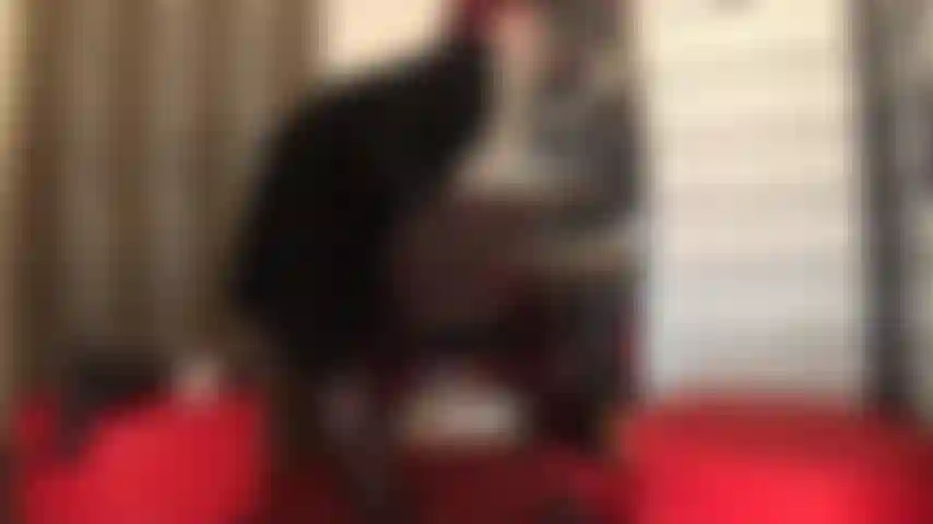 Fétichiste de la fourrure, gode-ceinture, chevillage – l'esclave à fourrure a un trou du cul tellement serré. Vêtue d'un long manteau de fourrure noire, cravache à la main, ma maîtresse peut sûrement le persuader de prendre son plus petit garçon vierge avec un gode-ceinture, tandis que sa bite est enveloppée dans un châle de fourrure douce.