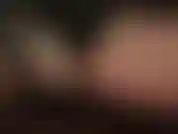 Ma grosse bite dégouline ! Regarde-moi branler ma bite avec de la salive qui coule de son gland. Lèche-la, salope !