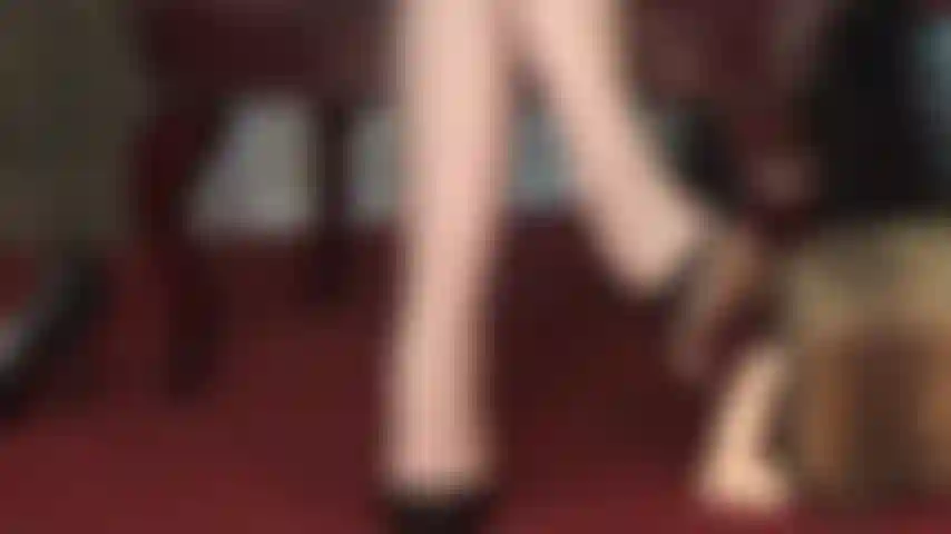 L'amour fait mal - ta bite d'esclave ressent l'amour de mes talons aiguilles, de mon fouet et de mes pieds en collants.