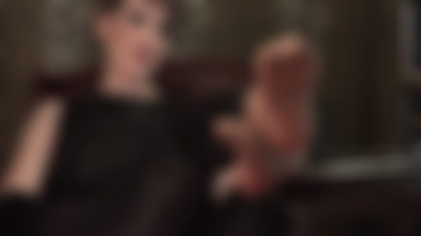 J'adore les pieds en collants - avec ses pieds levés et ses semelles en nylon magnifiquement arquées et ses orteils qui remuent devant votre visage, la maîtresse a toute votre attention.