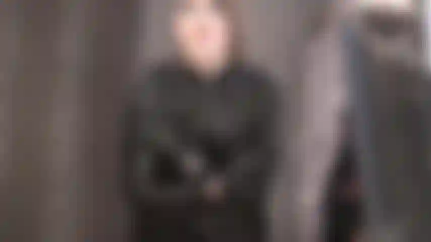 Des courbes sexy serrées dans un cuir noir serré - le cuir est votre plus grande faiblesse.